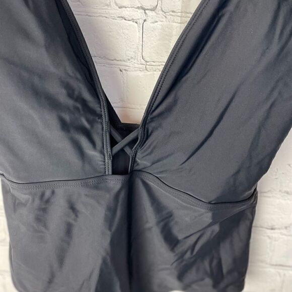 SHEIN one-piece swimsuit features ruffle details at the shoulders. Large - Picture 4 of 10